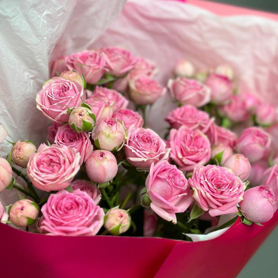 Бело-розовые кустовые розы 50 см