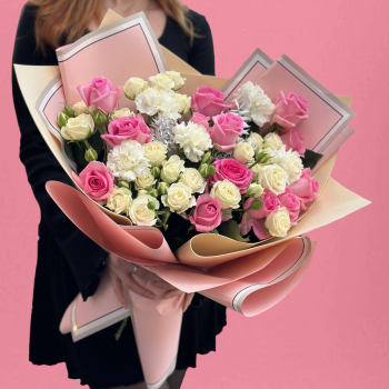 Букет с розовыми и белыми розами и гвоздиками